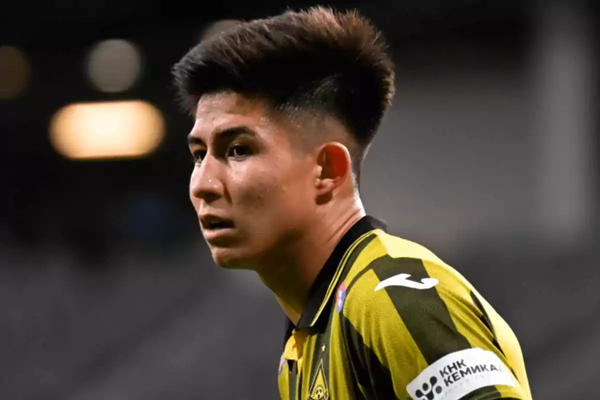 Joven futbolista con uniforme amarillo y negro durante un partido Joven futbolista con uniforme amarillo y negro durante un partido