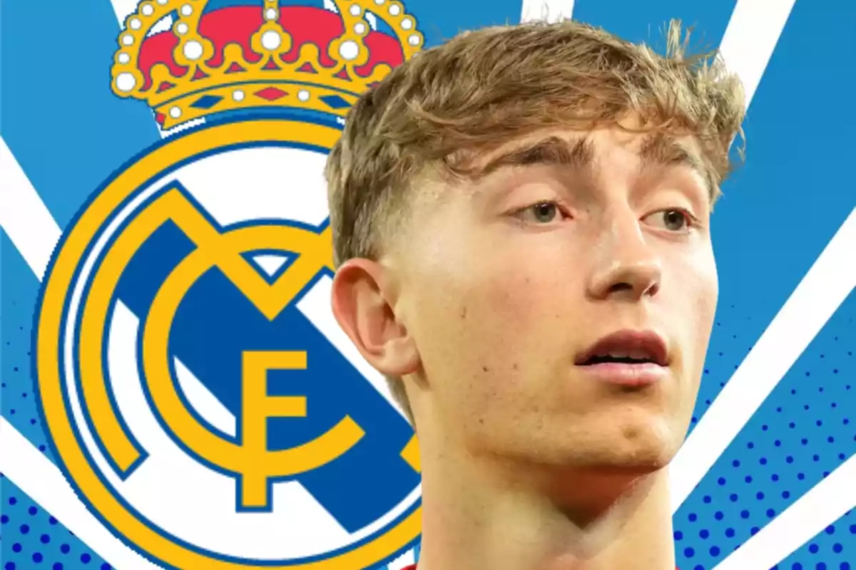 Jove futbolista ros amb l’escut del Reial Madrid de fons