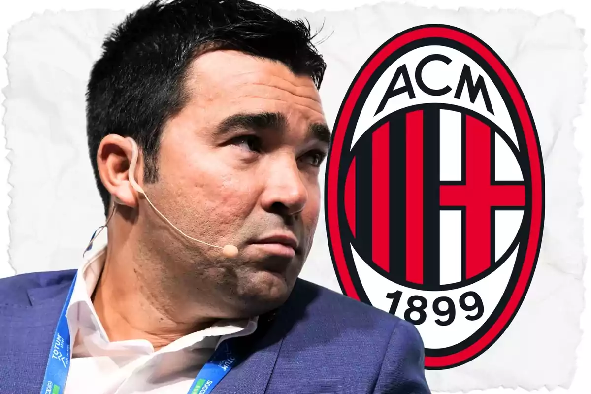 Home amb micròfon de diadema i fons amb l’escut de l’AC Milan