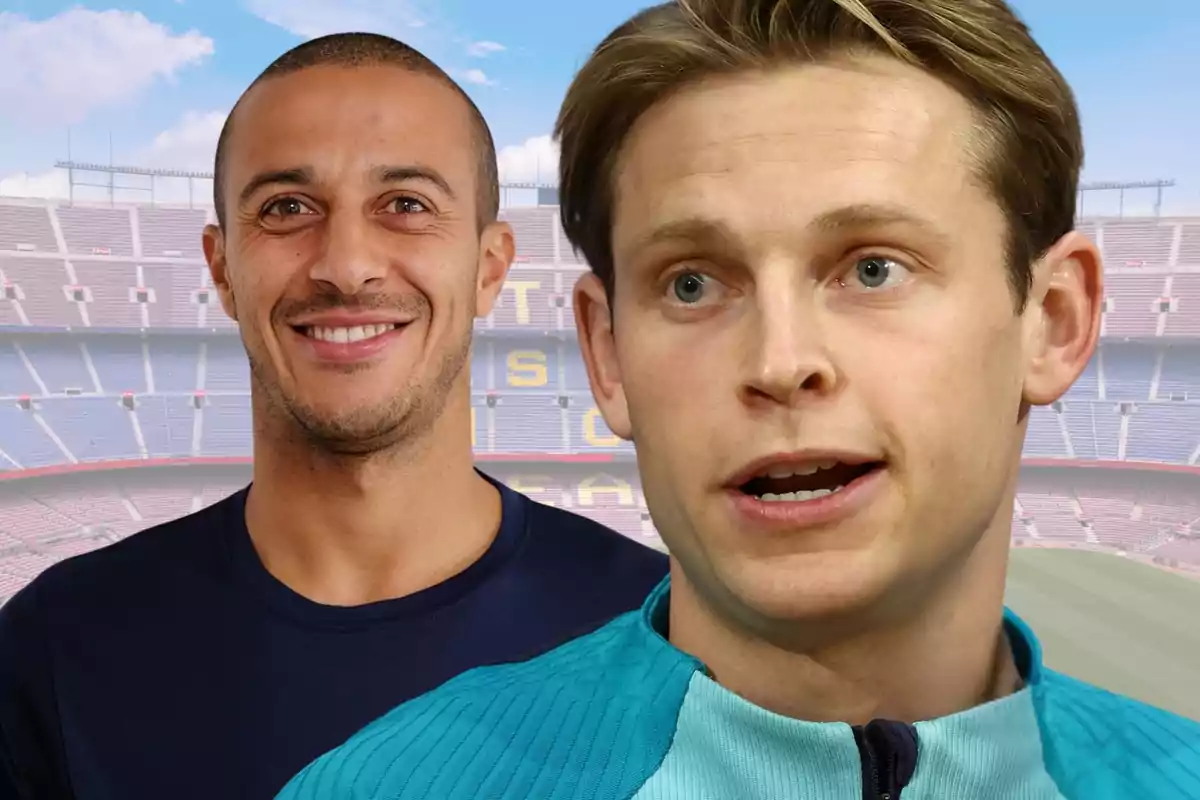 Dos homes posen davant d’un estadi de futbol amb grades buides i cel blau de fons