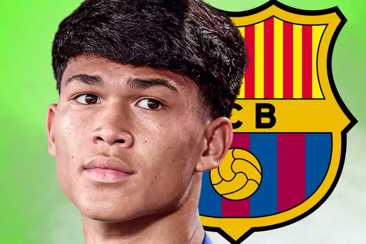 Jove amb cabell curt i expressió seriosa davant l’escut del FC Barcelona sobre un fons verd