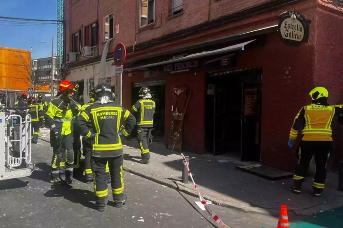Diversos bombers i personal d’emergències treballen davant d’un bar amb danys visibles a l’entrada en un carrer acordonat. Diversos bombers i personal d’emergències treballen davant d’un bar amb danys visibles a l’entrada en un carrer acordonat.