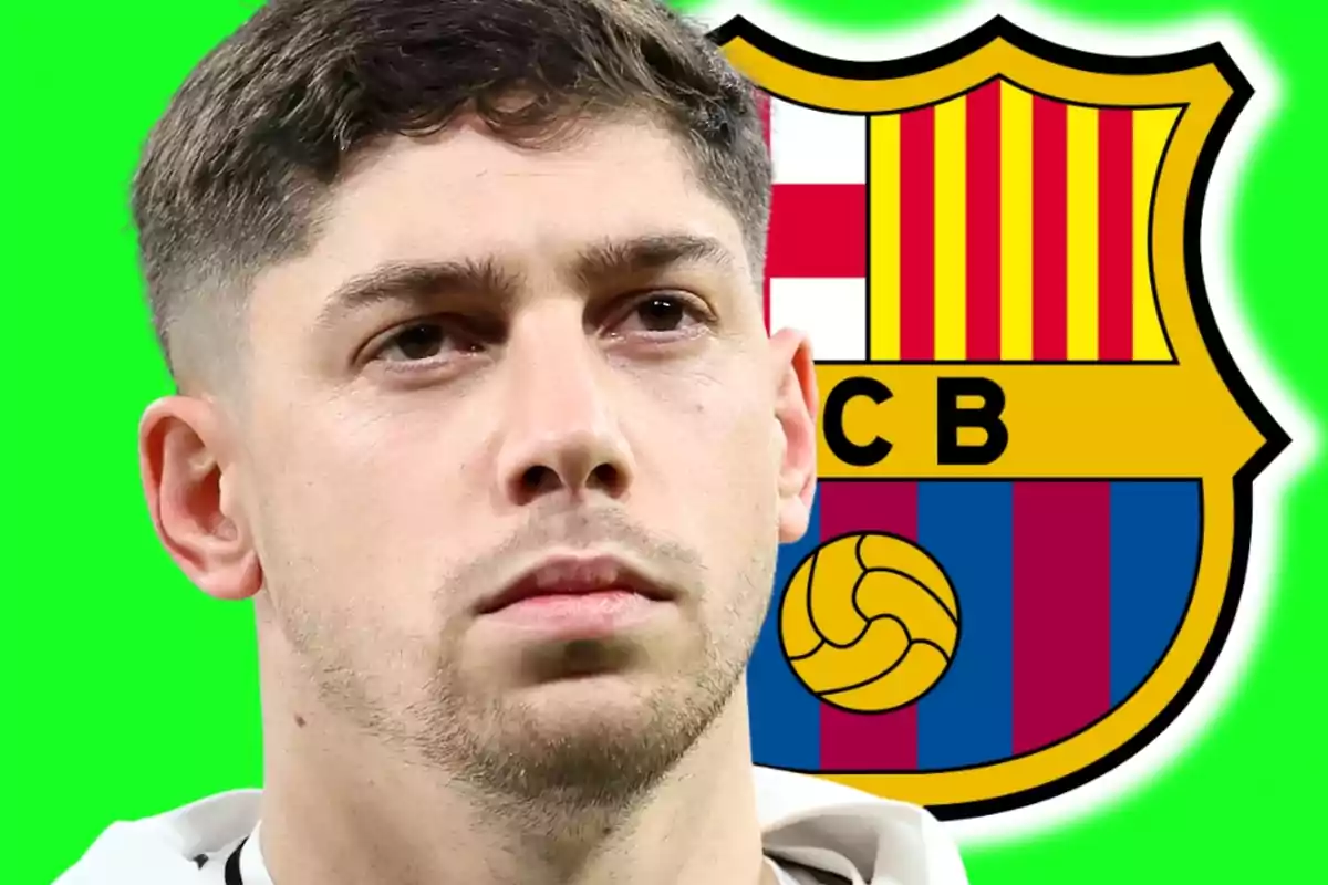 Un home de cabell curt amb expressió seriosa apareix en primer pla amb l’escut del FC Barcelona al fons sobre un fons verd brillant.