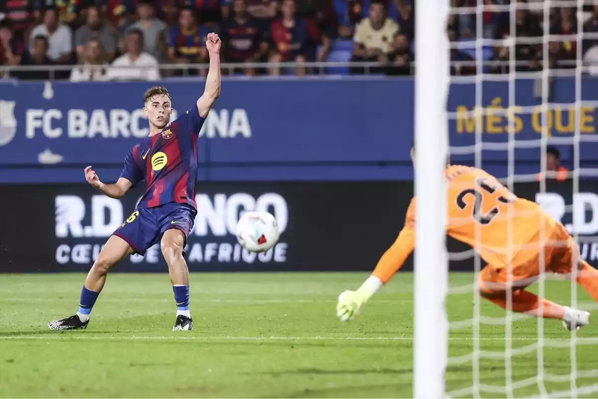 Jugador del Barcelona xuta a porteria mentre el porter rival intenta aturar la pilota durant un partit de futbol. Jugador del Barcelona xuta a porteria mentre el porter rival intenta aturar la pilota durant un partit de futbol.