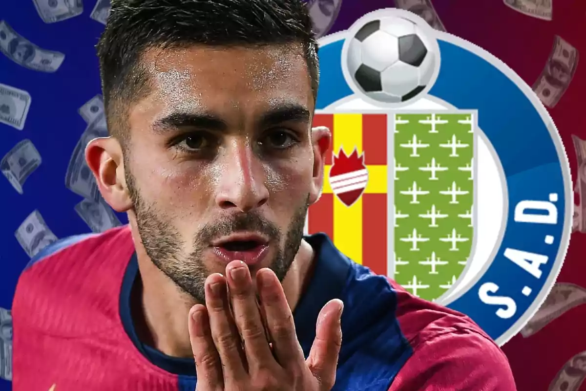 Futbolista celebrant amb la mà a la boca davant de l’escut del Getafe i bitllets de fons