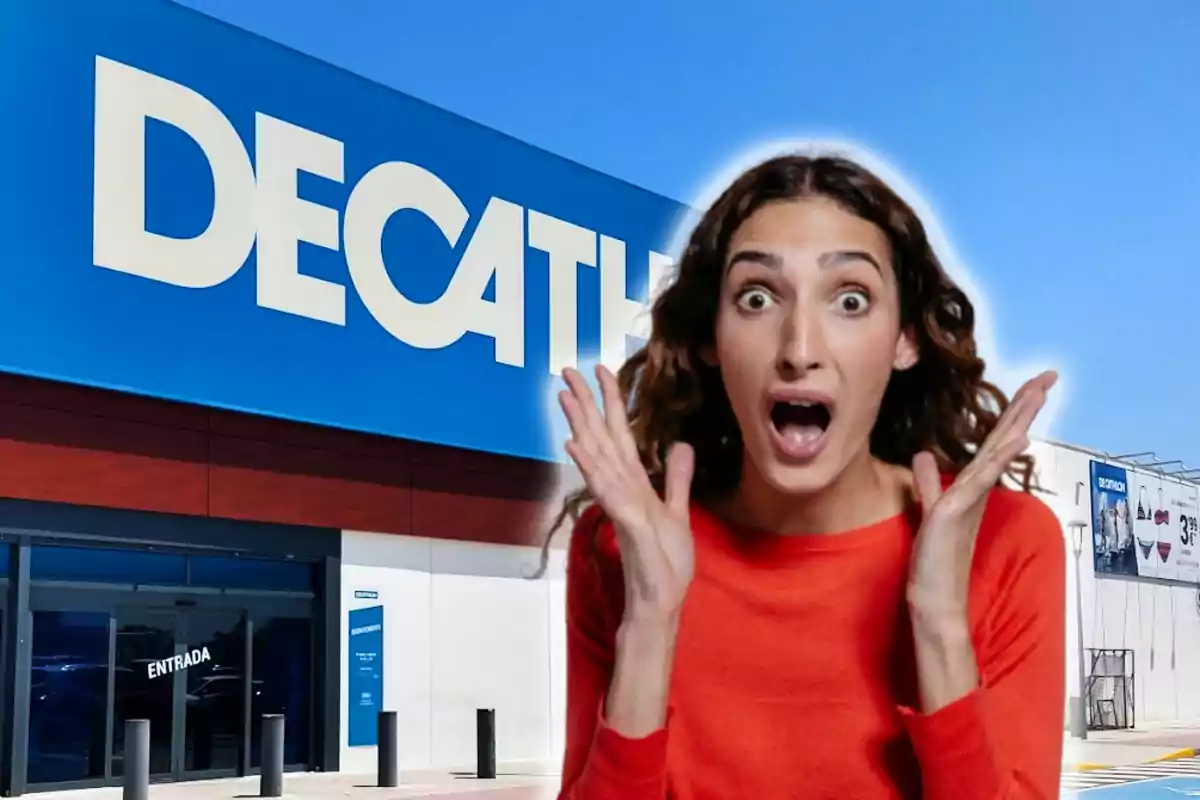 Dona sorpresa davant d’una botiga Decathlon en un dia assolellat