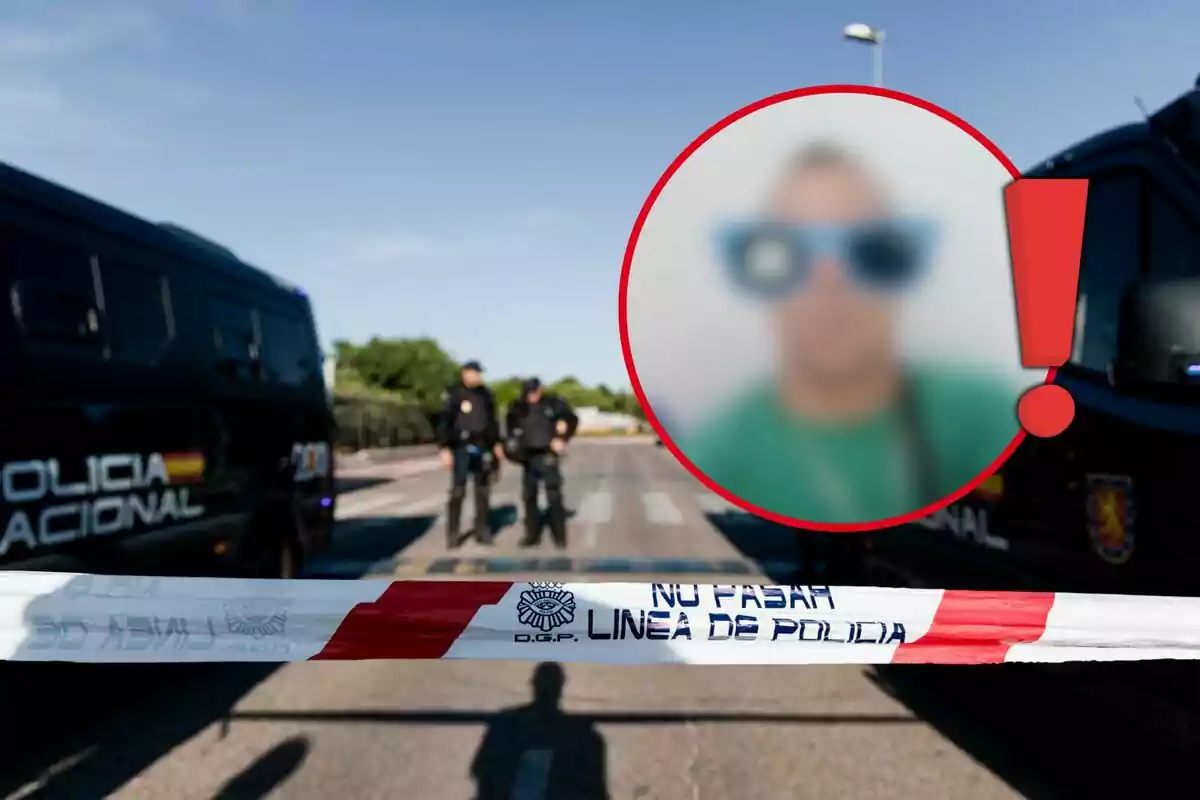 Cinta de la policia nacional acordonant un carrer amb dos agents al fons i una imatge borrosa d’una persona dins d’un cercle vermell amb un signe d’exclamació.