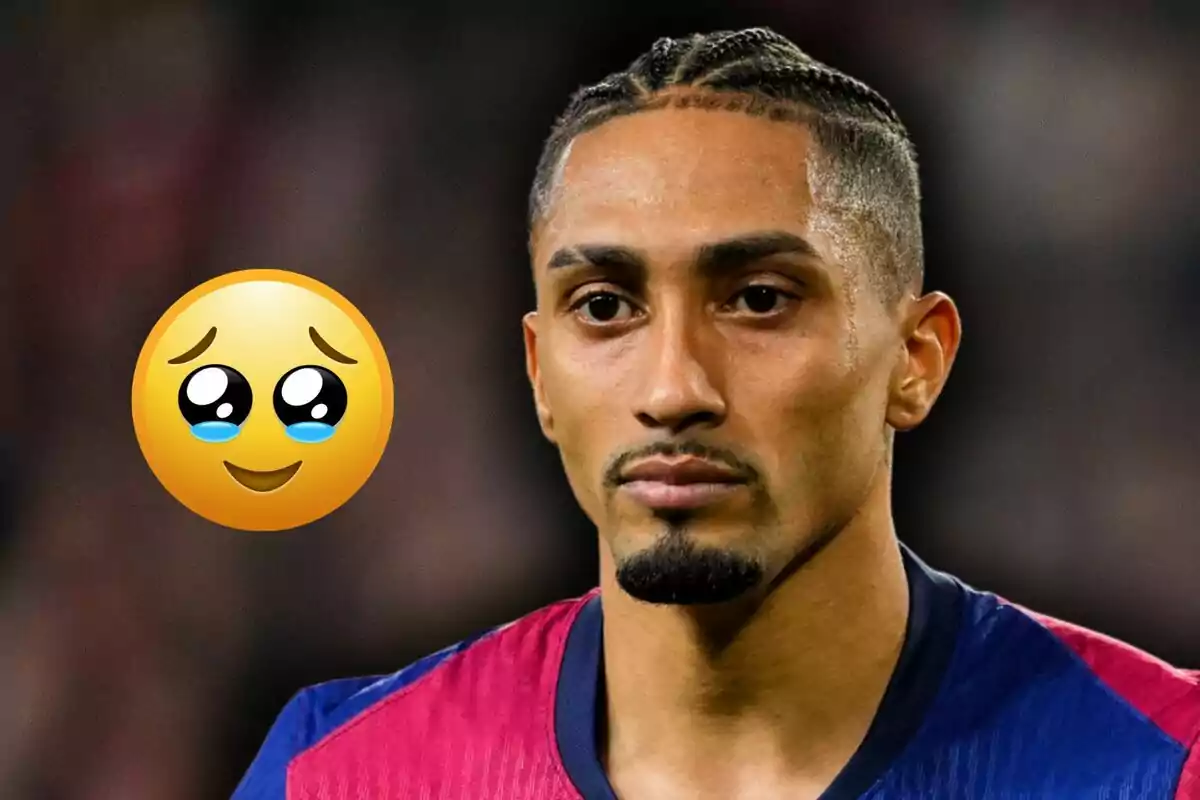 Futbolista amb expressió seriosa i un emoji de carona amb ulls brillants al seu costat