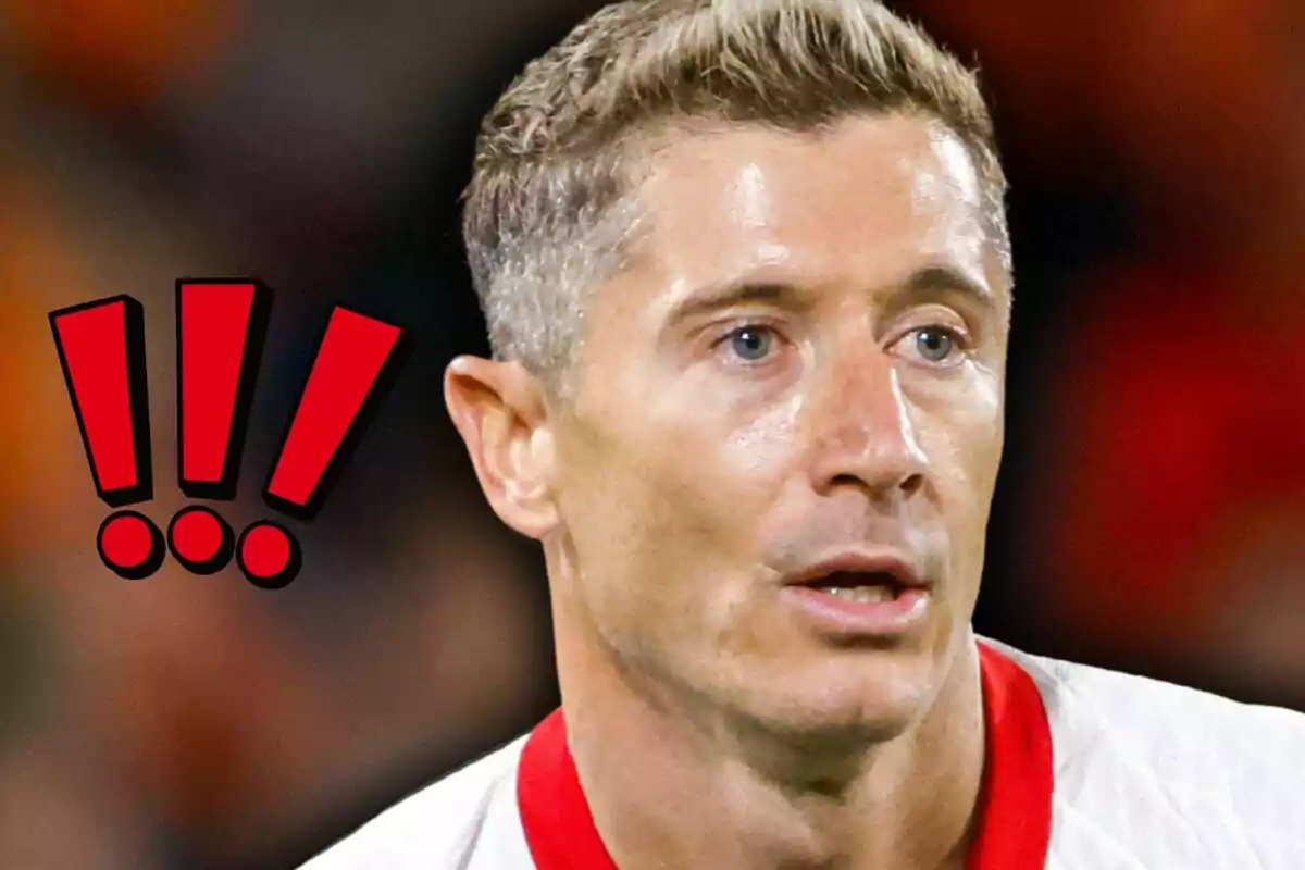 Home de cabell curt i ros amb expressió seriosa i tres signes d’exclamació vermells al seu costat