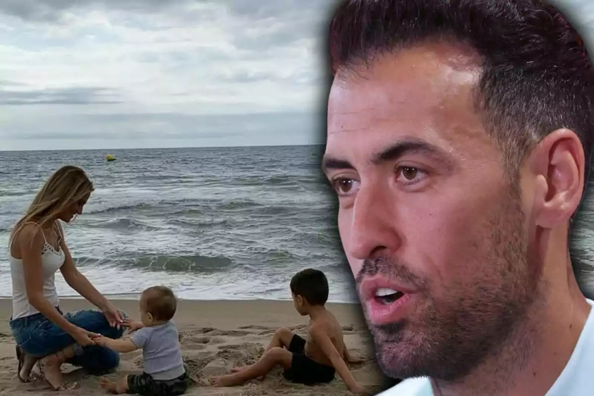 Un home apareix en primer pla mentre al fons es veu una dona jugant amb dos nens petits a la platja davant del mar.