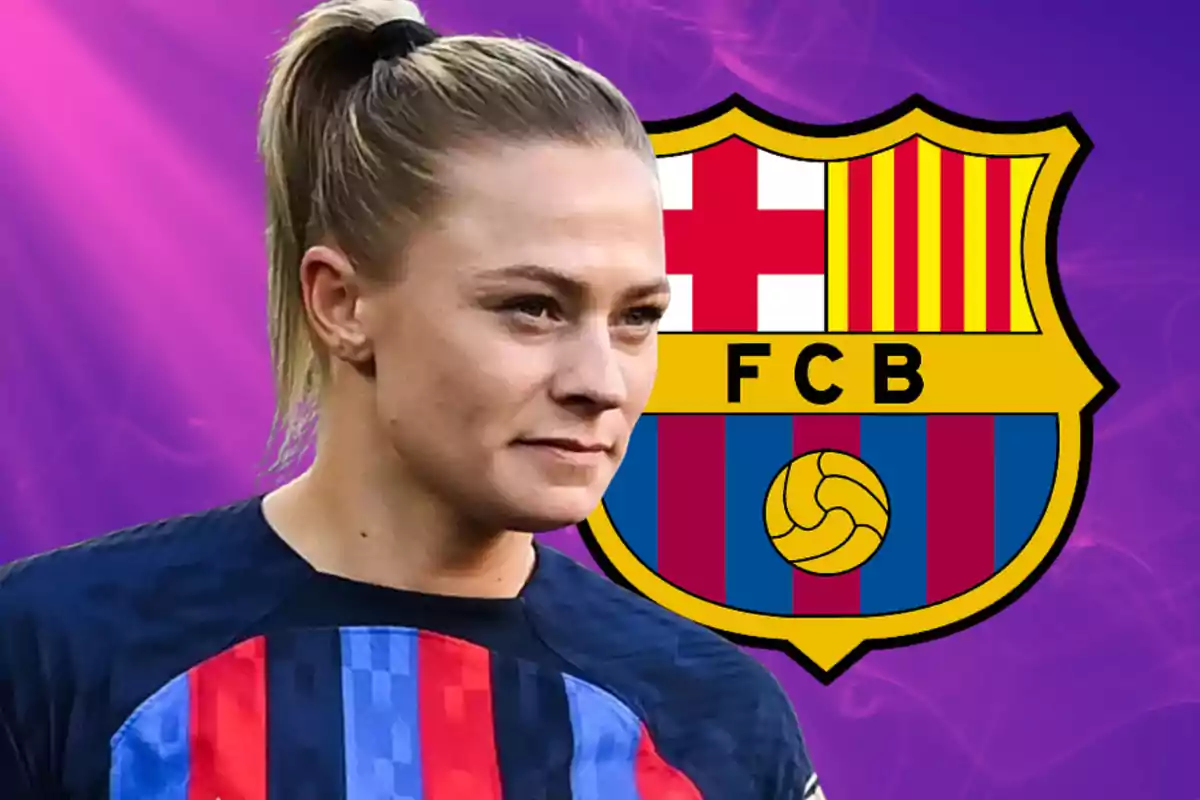 Futbolista amb uniforme blaugrana davant de l’escut del FC Barcelona sobre un fons morat