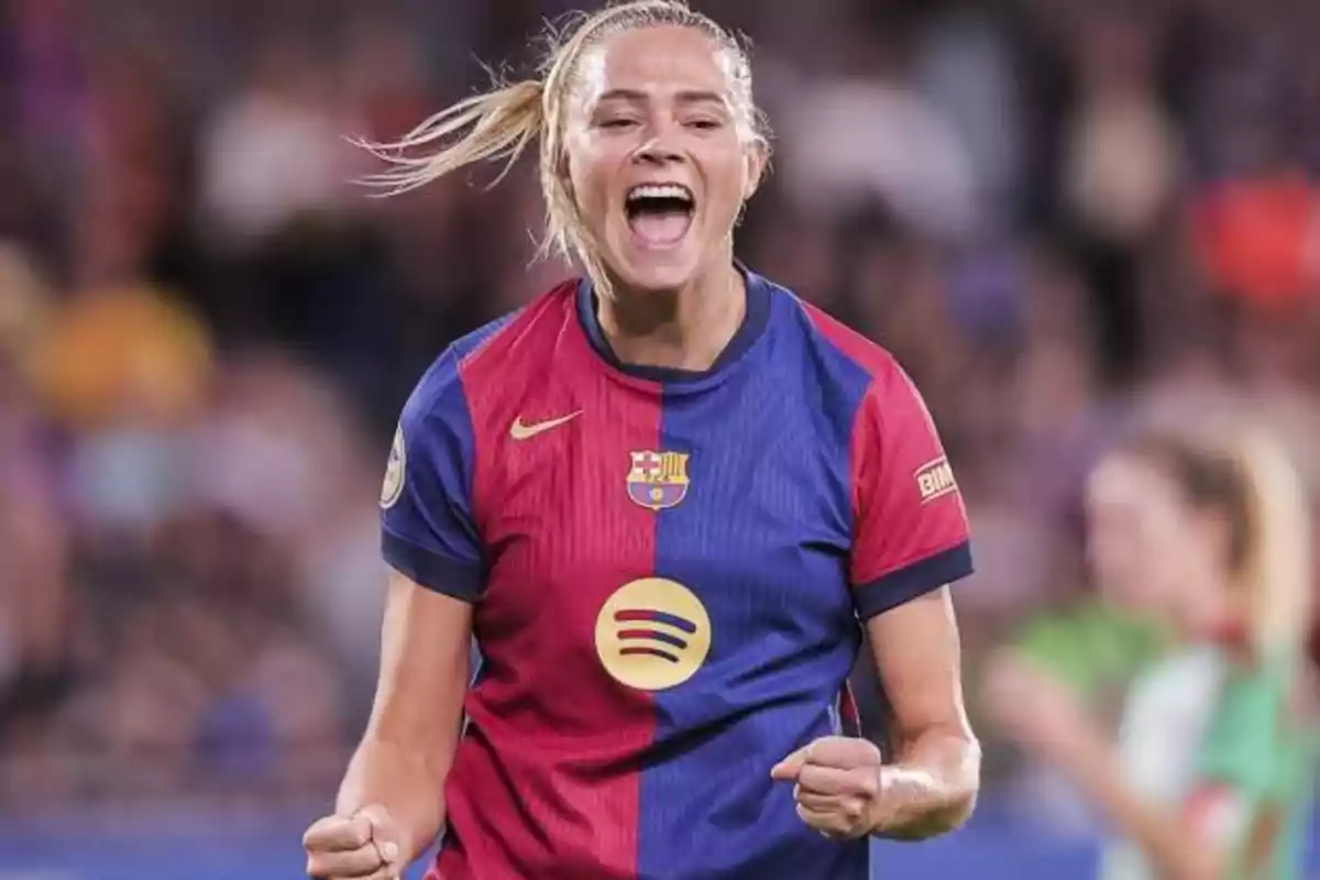 Futbolista del Barcelona femení celebrant un gol amb expressió d’alegria al camp Futbolista del Barcelona femení celebrant un gol amb expressió d’alegria al camp
