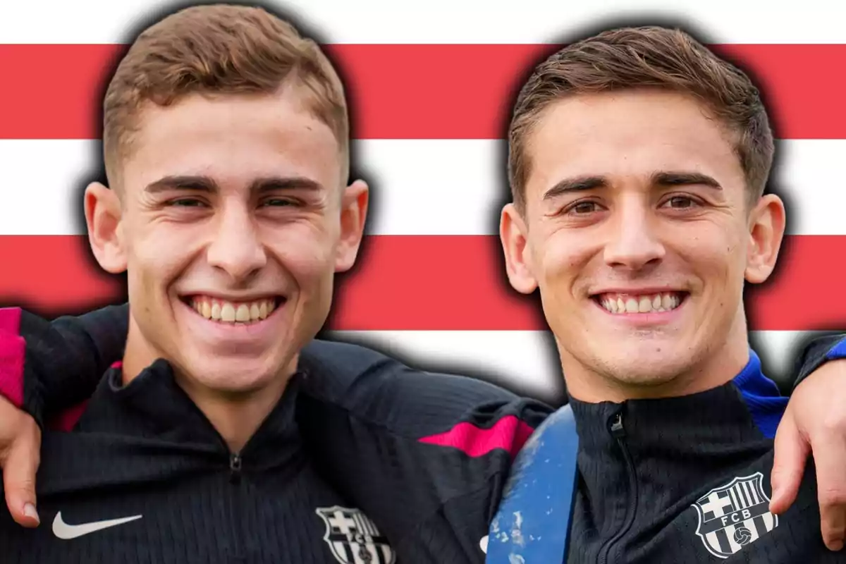 Dos joves amb jaquetes del FC Barcelona somriuen davant d’un fons de franges vermelles i blanques