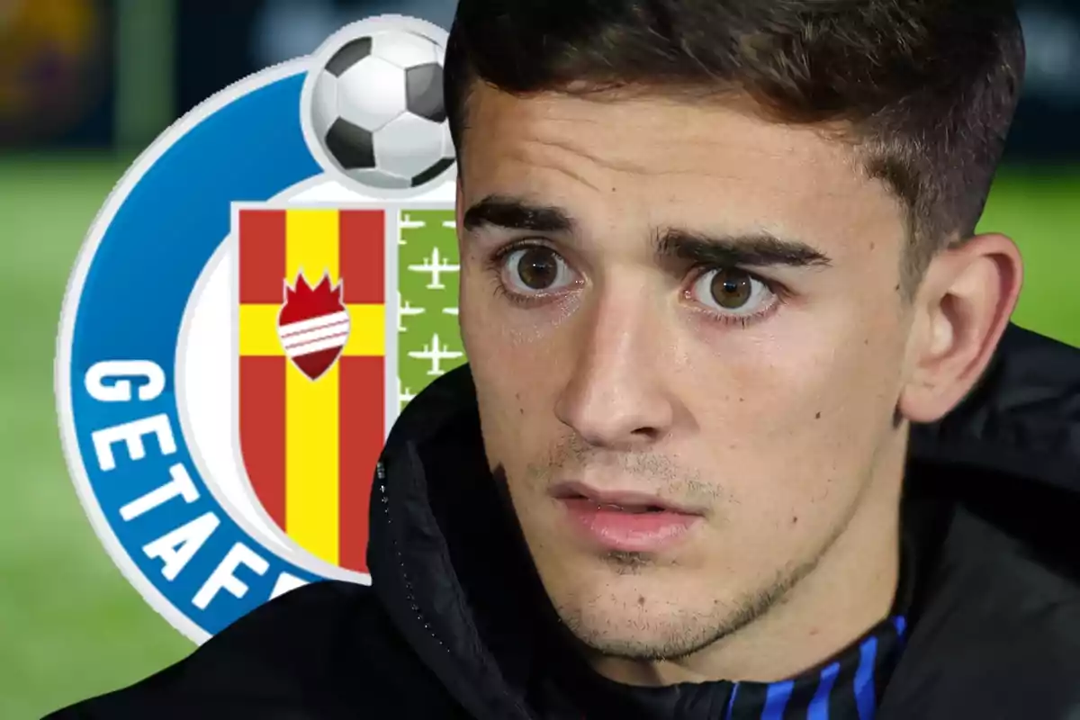 Un jove amb expressió seriosa apareix en primer pla amb l’escut del Getafe CF de fons.