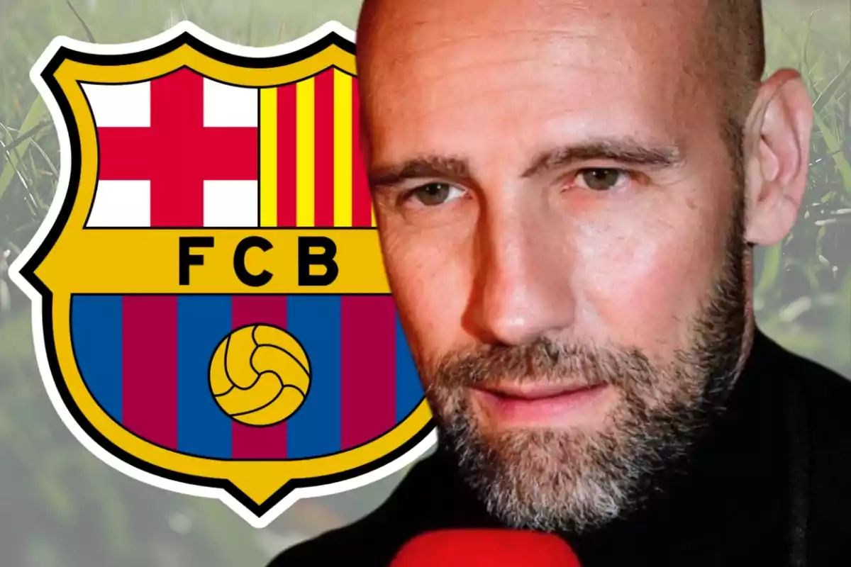 Hombre calvo con barba sosteniendo un micrófono rojo frente al escudo del FC Barcelona