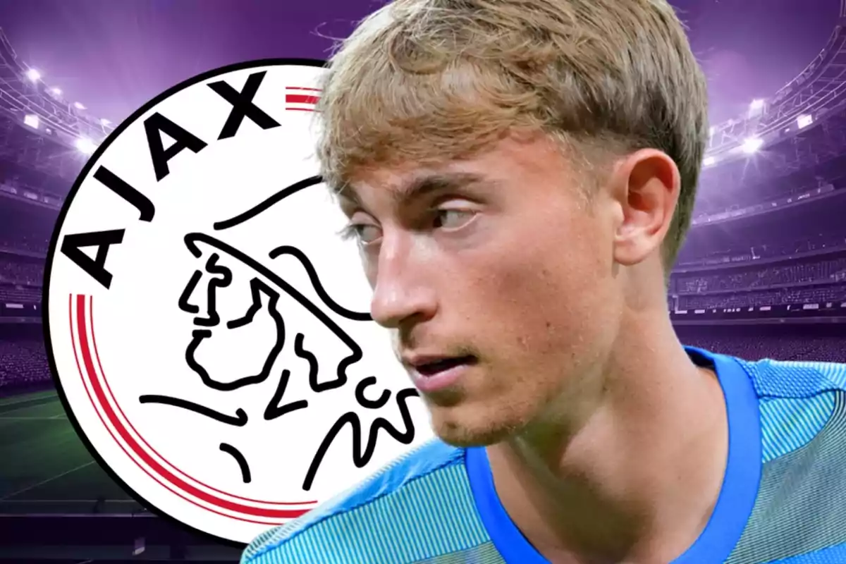 Jugador de futbol amb samarreta blava davant de l’escut de l’Ajax en un estadi il·luminat