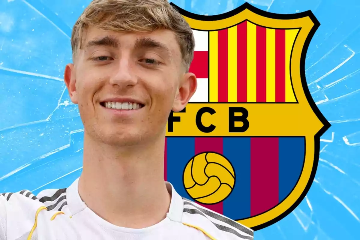 Jove somrient amb samarreta blanca davant de l’escut del FC Barcelona sobre un fons blau