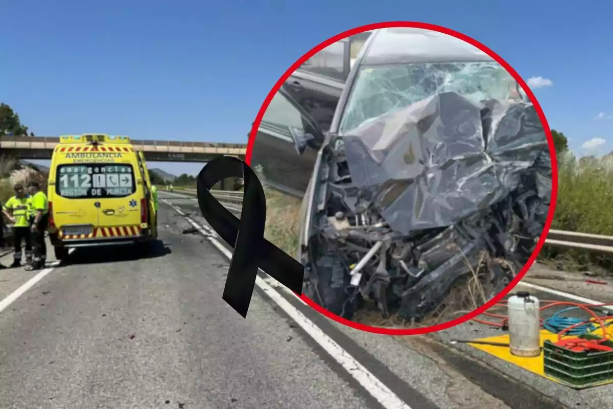 Ambulància i personal d’emergència atenent un accident greu a la carretera amb un llaç negre i un acostament al cotxe sinistrat