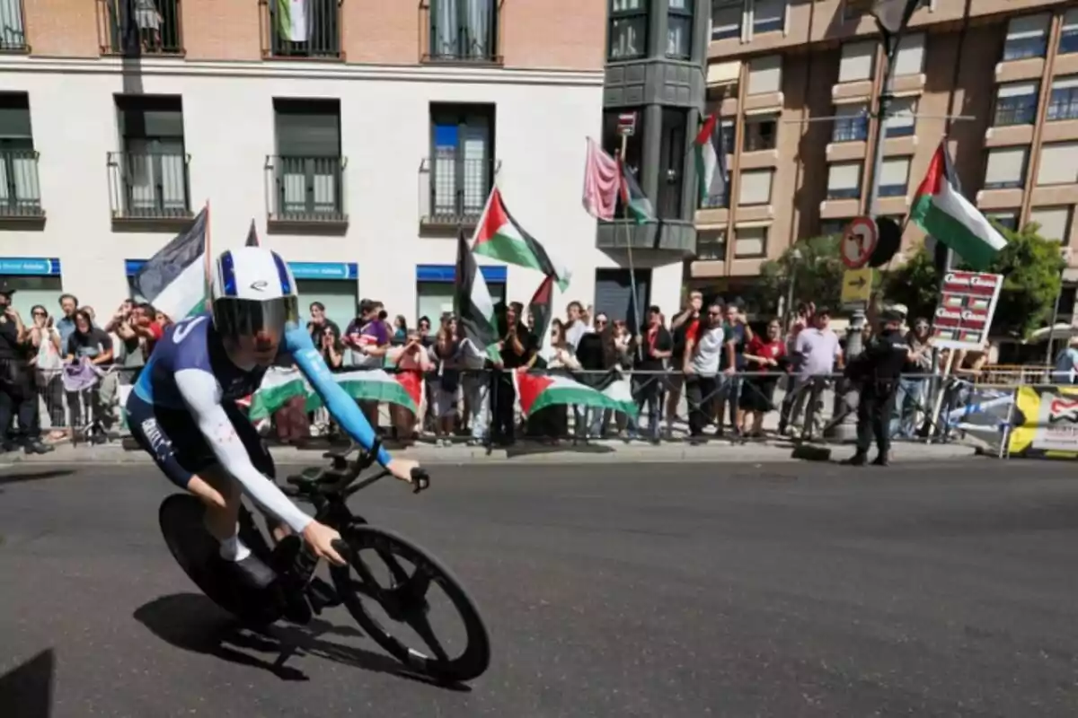 Un ciclista de l’equip israelià durant les protestes durant la 18a etapa de la Volta a Espanya, l’11 de setembre de 2025, a Valladolid. Un ciclista de l’equip israelià durant les protestes durant la 18a etapa de la Volta a Espanya, l’11 de setembre de 2025, a Valladolid.