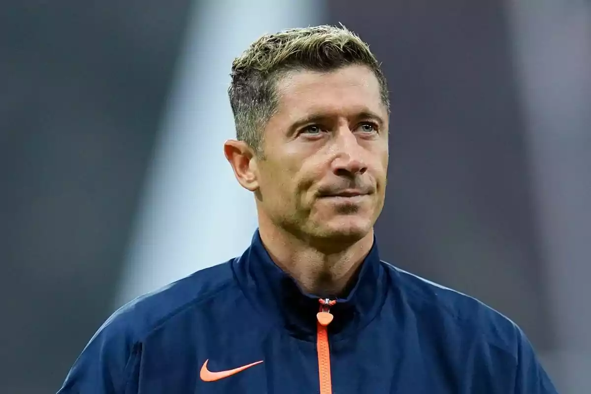 Home de cabells curts i rossos amb jaqueta esportiva blava i fons desenfocat Home de cabells curts i rossos amb jaqueta esportiva blava i fons desenfocat