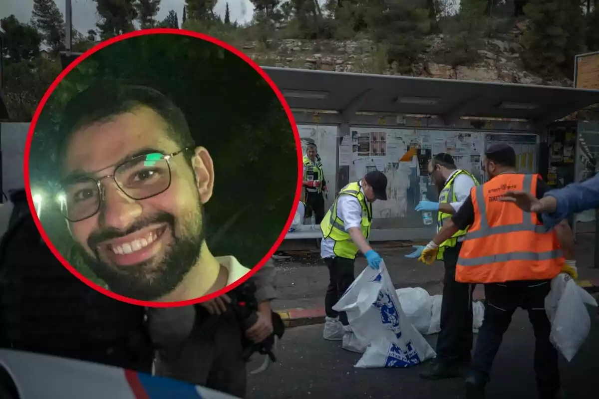 Un home somrient amb ulleres apareix en un cercle vermell sobre una escena on diverses persones amb armilles de seguretat treballen en una estació d’autobusos.