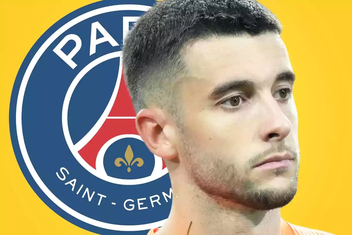 Un futbolista de cabell curt i barba retallada apareix en primer pla amb el logotip del PSG de fons sobre un fons groc.