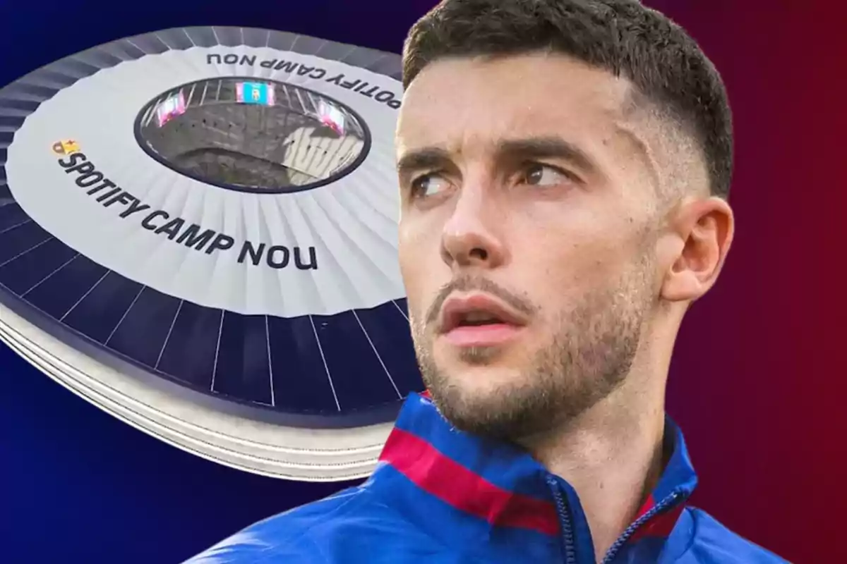 Un futbolista amb jaqueta blava i vermella apareix en primer pla amb l’estadi Spotify Camp Nou al fons.