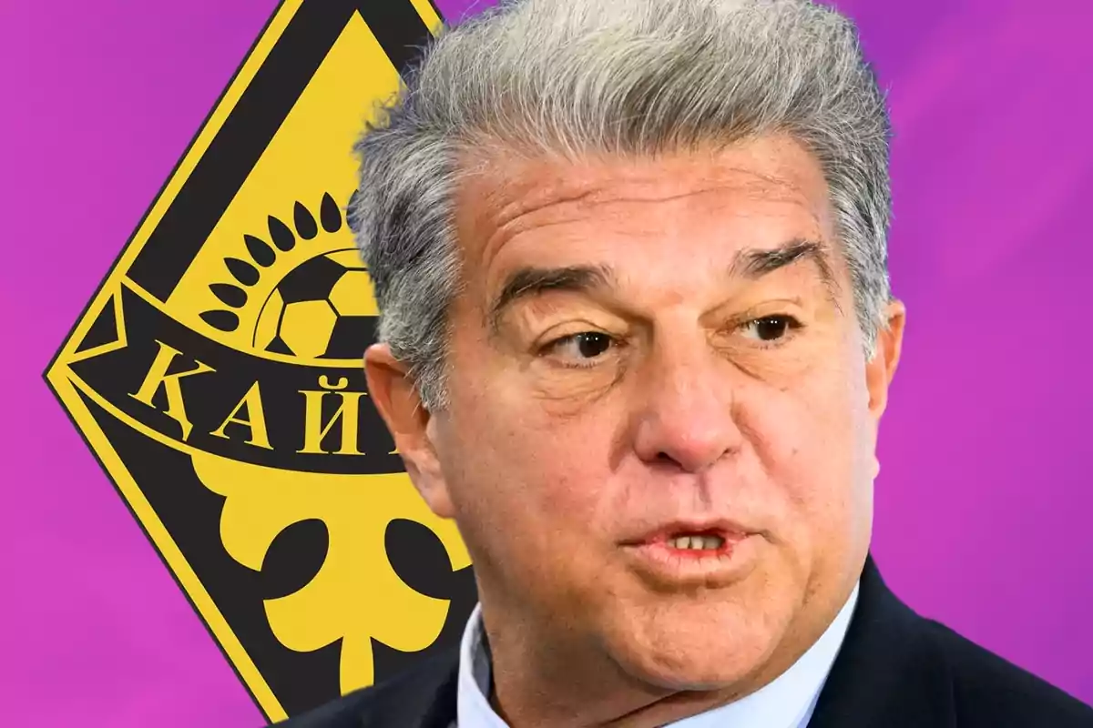 Hombre de cabello canoso con expresión seria frente a un escudo amarillo y negro con letras cirílicas sobre un fondo morado