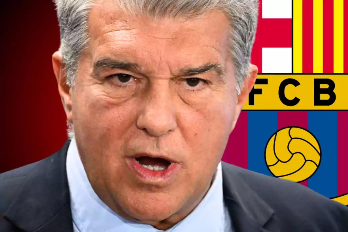 Home de cabells canosos amb expressió seriosa davant de l'escut del FC Barcelona