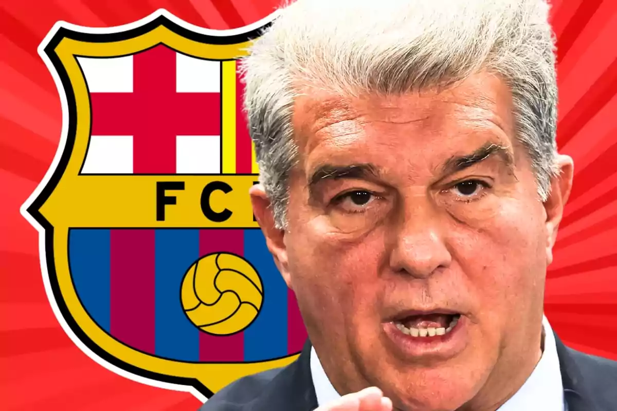 Home de cabells canosos en primer pla amb l’escut del FC Barcelona de fons