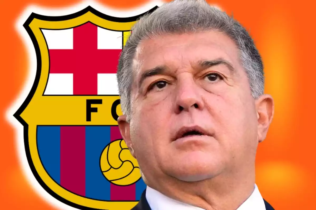 Hombre de cabello canoso con expresión seria frente al escudo del FC Barcelona sobre un fondo naranja.