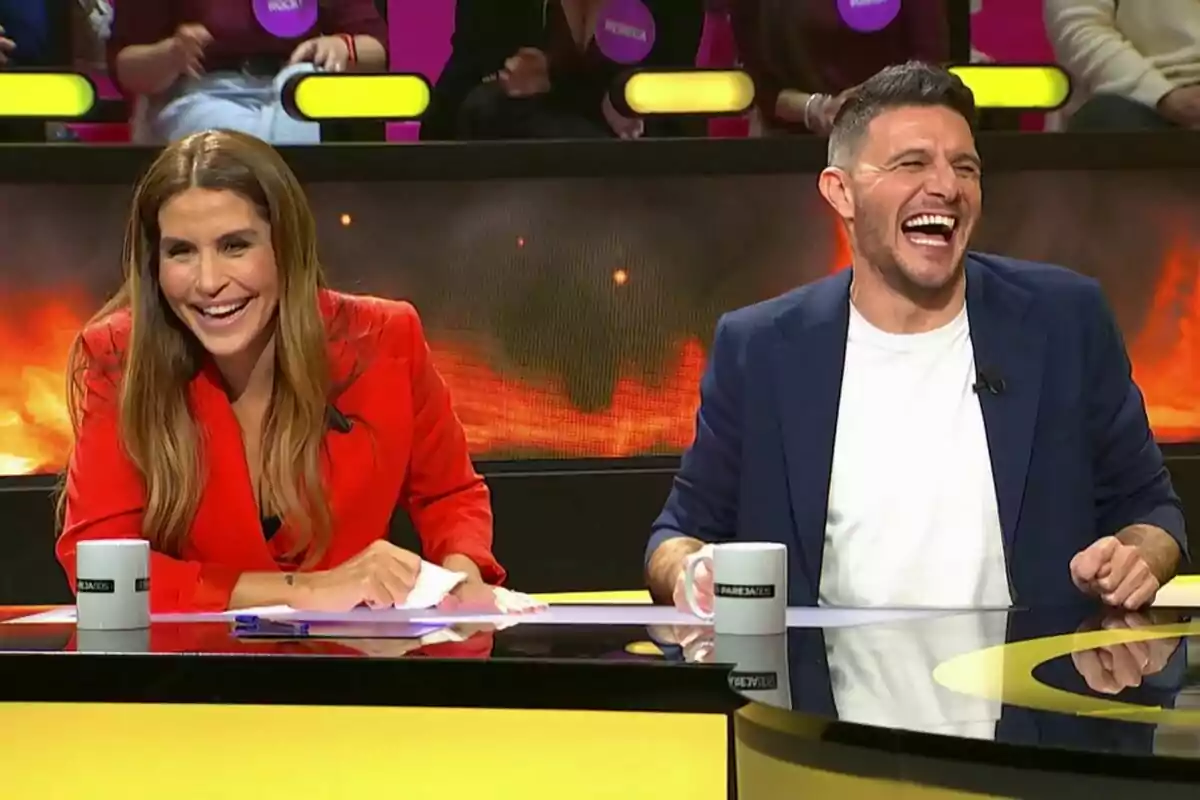 Susana Saborido i Joaquín Sánchez asseguts en una taula d’un programa d’Emparejats rient i gaudint mentre sostenen tasses Susana Saborido i Joaquín Sánchez asseguts en una taula d’un programa d’Emparejats rient i gaudint mentre sostenen tasses