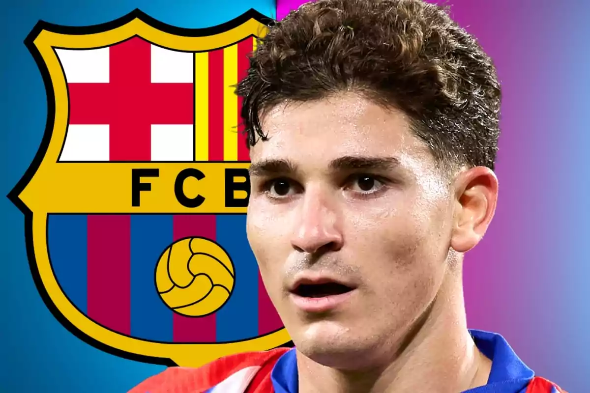 Un futbolista amb expressió seriosa apareix en primer pla amb l’escut del FC Barcelona de fons.