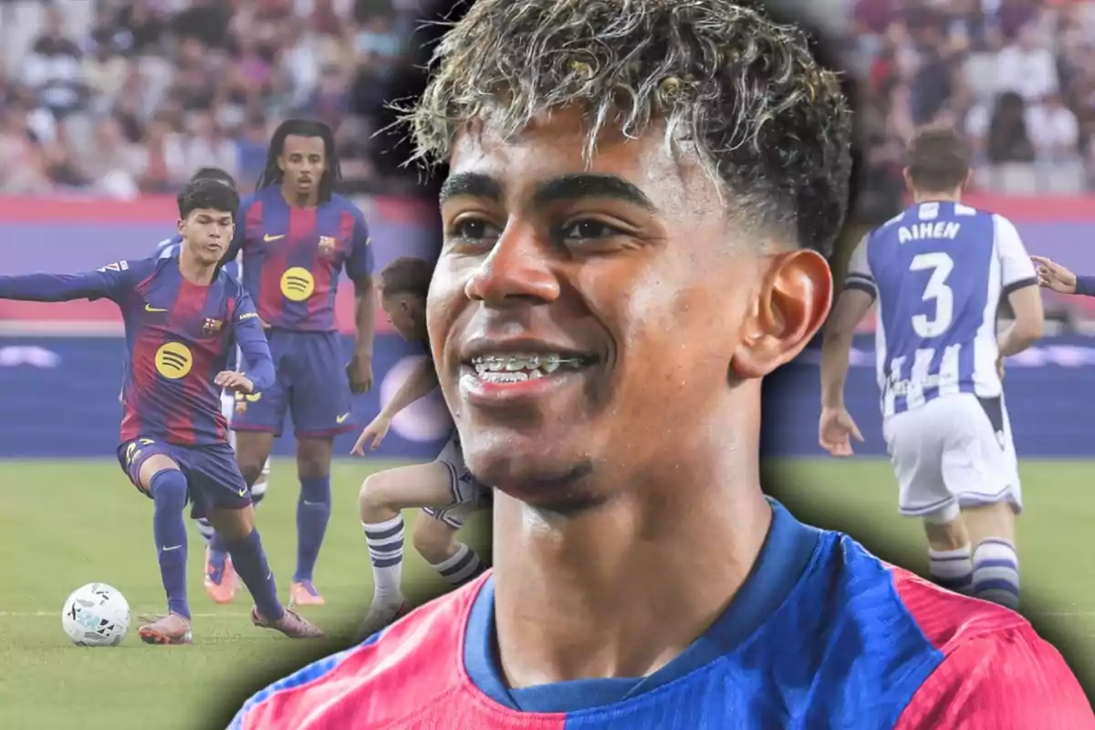 Un jove futbolista somrient amb aparells dentals apareix en primer pla, mentre al fons s’observa una escena de partit entre jugadors del Barcelona i la Reial Societat en un estadi ple de públic.