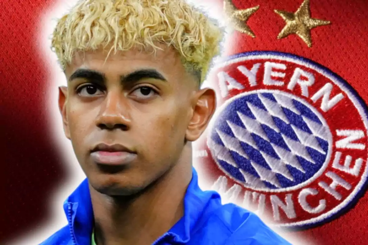 Jove futbolista de cabells rossos amb jaqueta blava davant de l’escut del Bayern de Munic sobre fons vermell