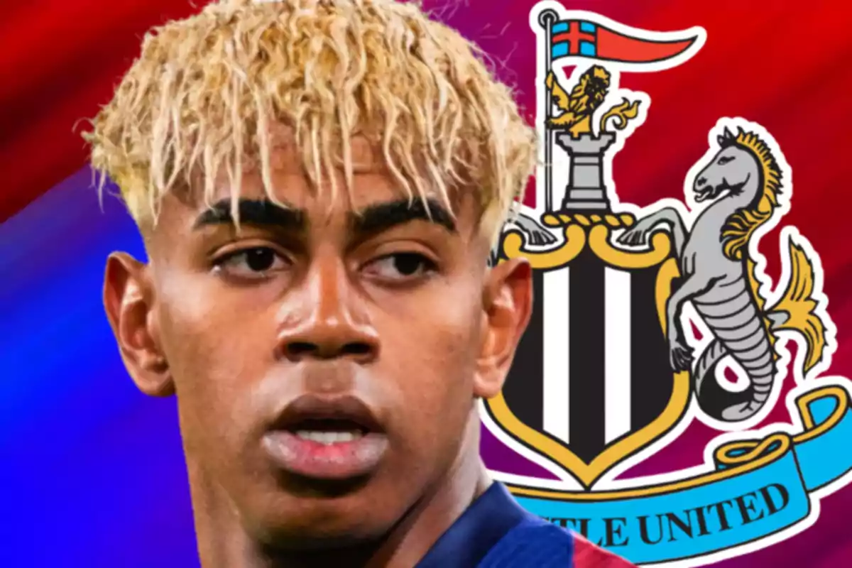 Futbolista de cabells rossos amb l’escut del Newcastle United de fons