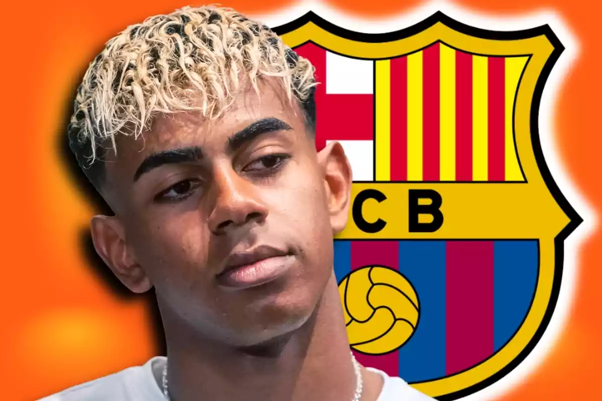 Jove de cabells arrissats rossos amb expressió seriosa davant de l’escut del FC Barcelona sobre un fons taronja