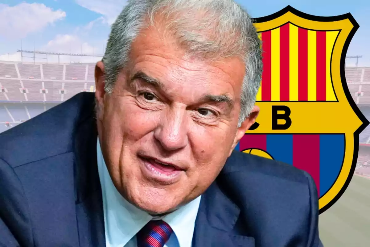 Home de cabells canosos amb vestit i corbata davant de l’escut del FC Barcelona en un estadi de futbol