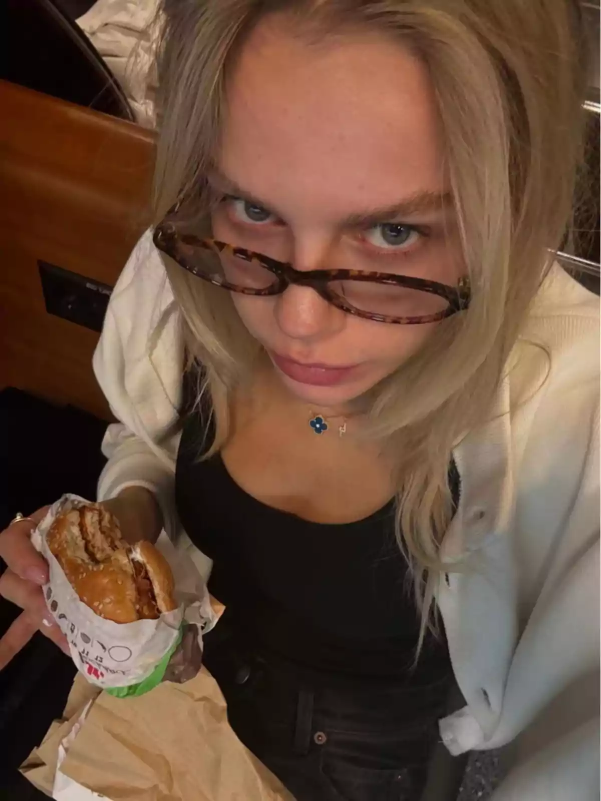 Laura Abla con un look desenfadado y gafas, comiéndose una hamburguesa Laura Abla con un look desenfadado y gafas, comiéndose una hamburguesa