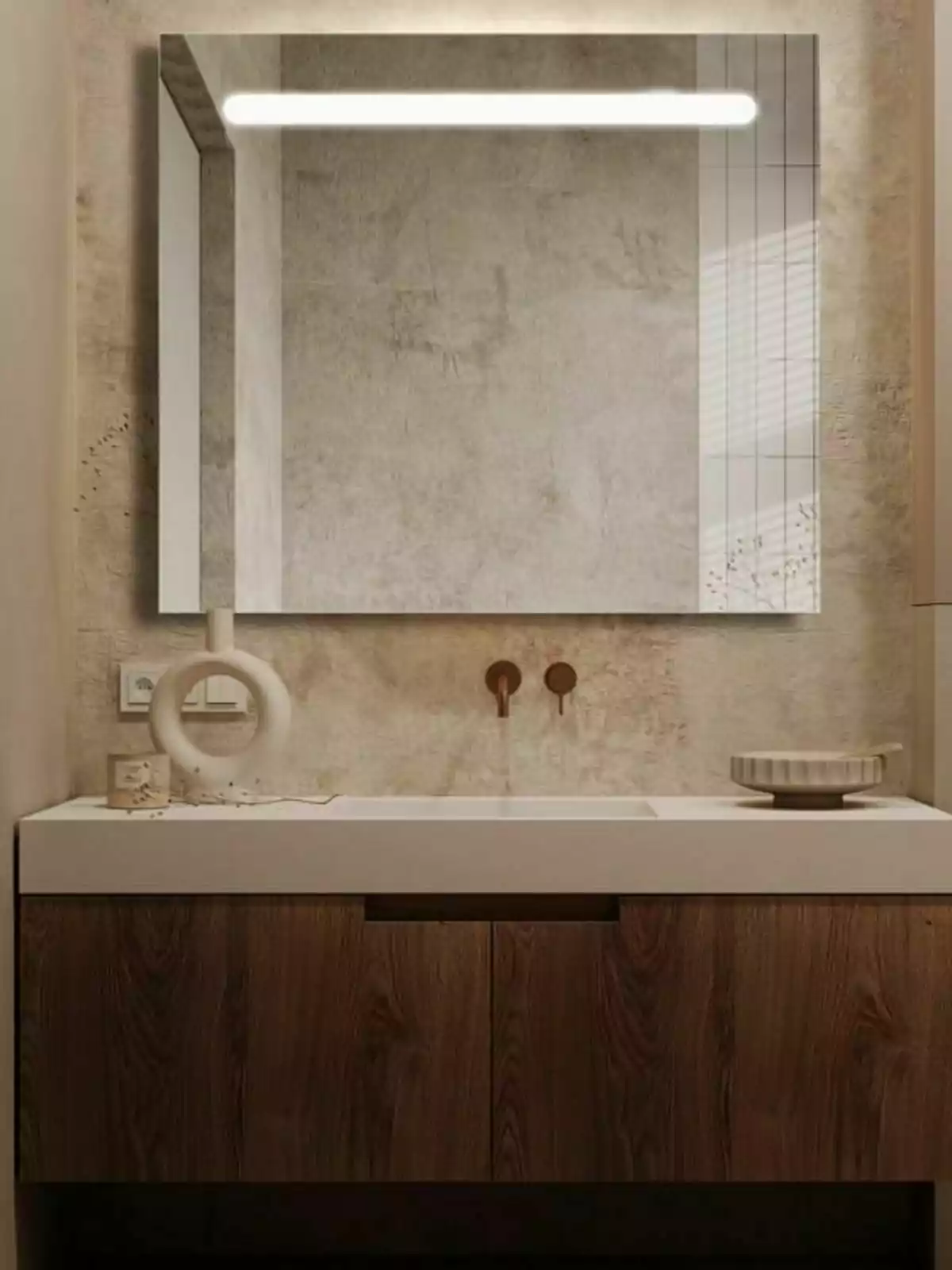 Bany modern amb lavabo blanc, moble de fusta, mirall gran i decoració minimalista