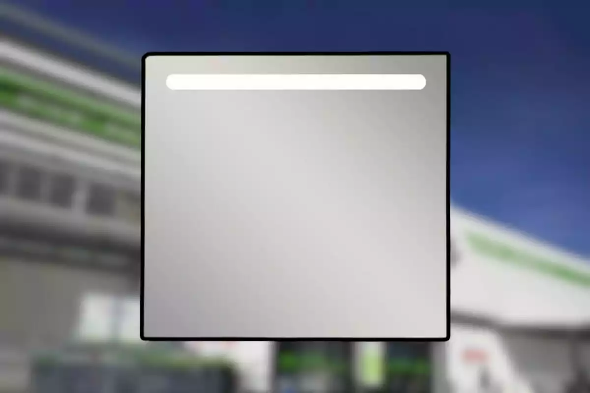 Mirall quadrat amb llum blanca a la part superior i fons d’edifici desenfocat