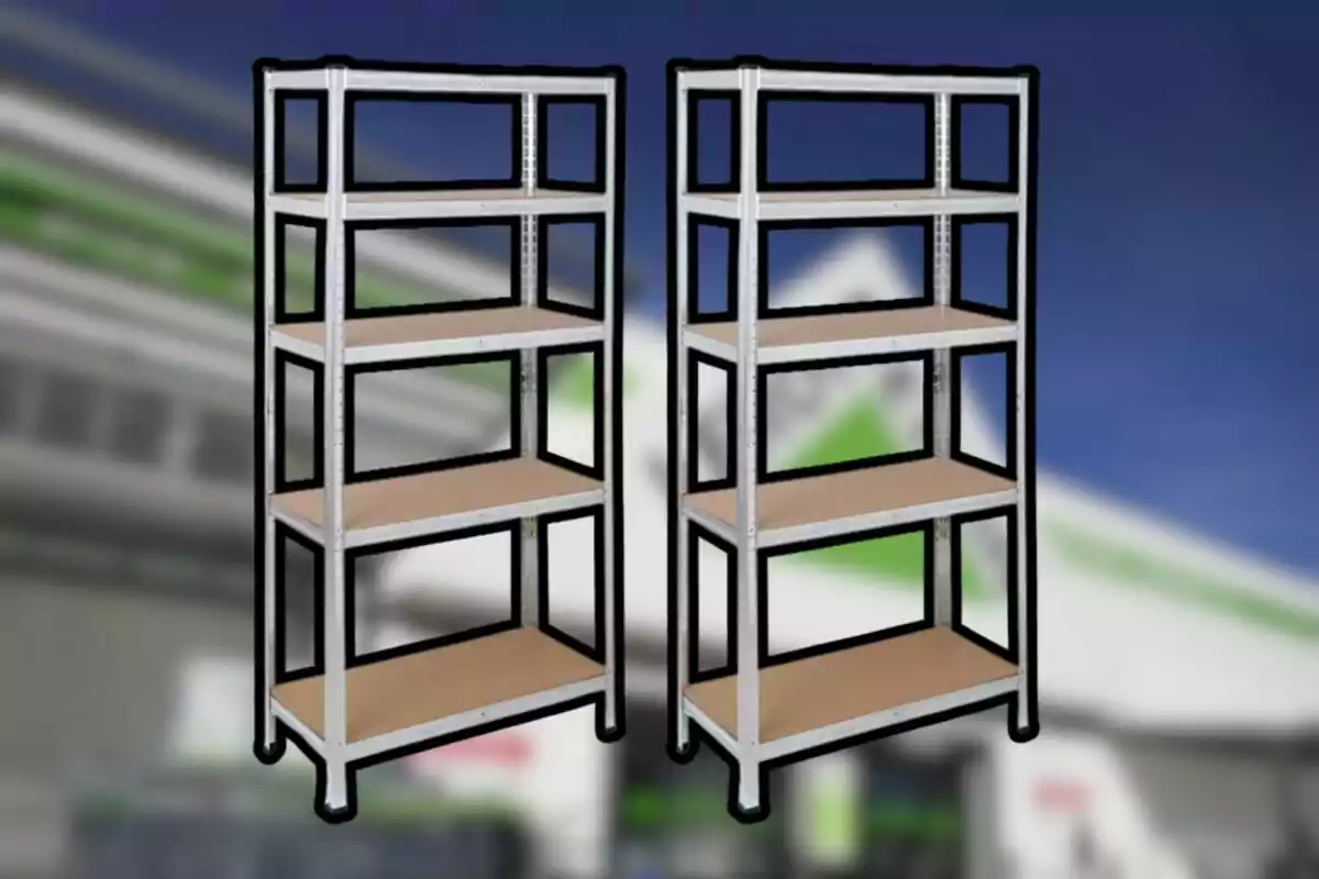 Dos estanterías metálicas de cinco niveles con repisas de madera sobre un fondo desenfocado