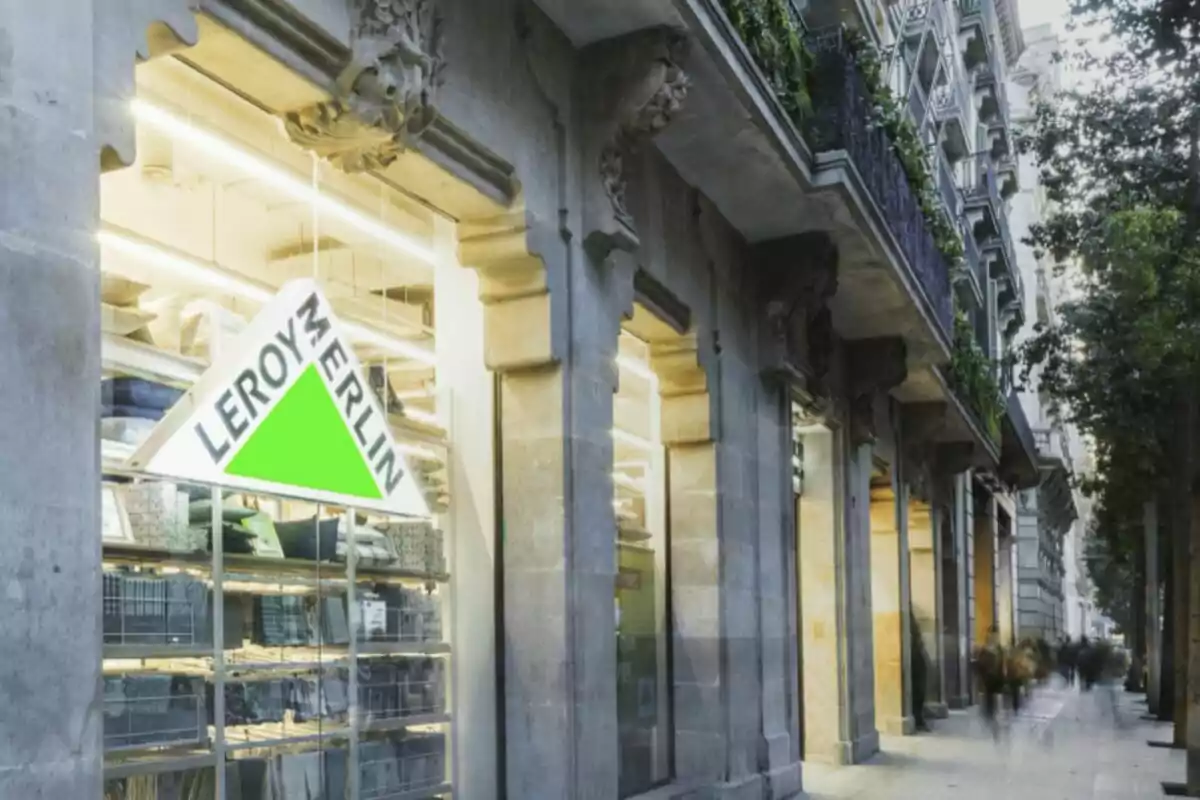 Façana d’una botiga Leroy Merlin en un carrer urbà amb arbres i edificis antics Façana d’una botiga Leroy Merlin en un carrer urbà amb arbres i edificis antics