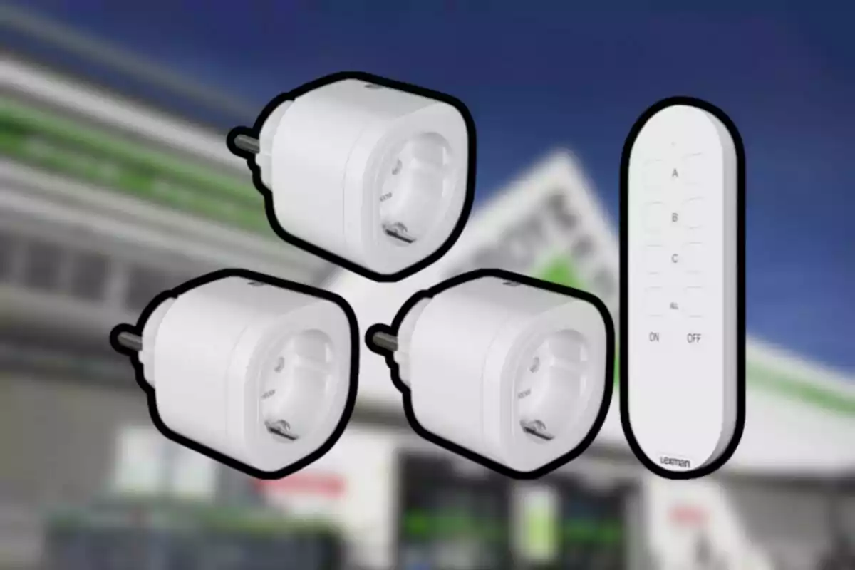 Tres enchufes inteligentes blancos junto a un control remoto sobre un fondo desenfocado