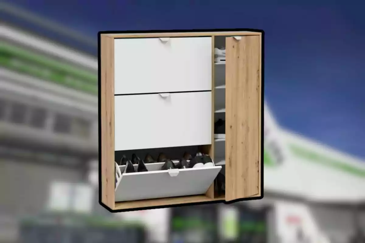 Mueble organizador de madera con compartimentos blancos y varios pares de zapatos almacenados en su interior