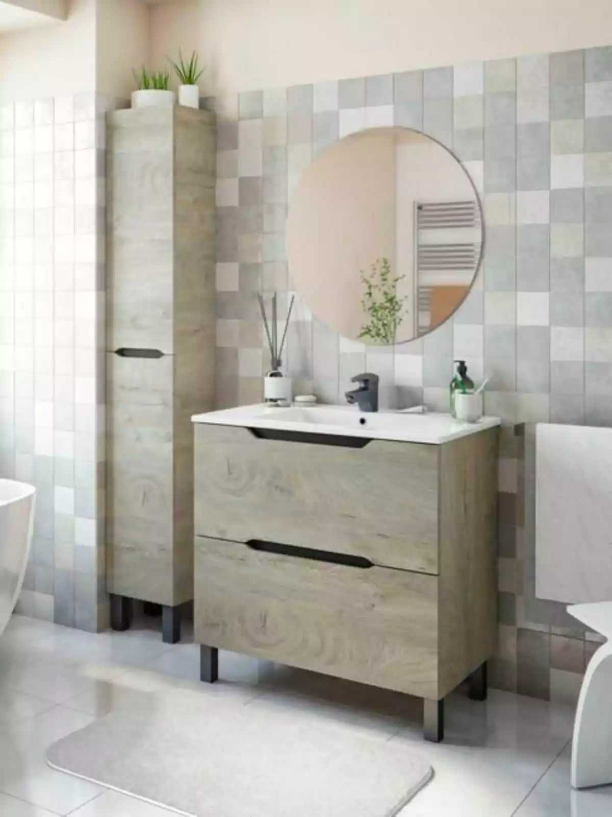 Bany modern amb mobles de fusta clara, lavabo blanc, mirall rodó i paret de rajoles en tons neutres