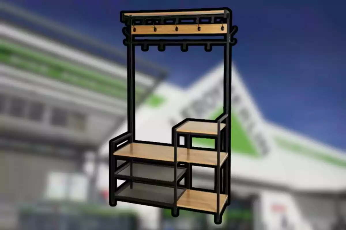 Moble organitzador d’entrada amb estructura metàl·lica negra i prestatges de fusta, inclou ganxos per penjar i diversos prestatges, sobre un fons desenfocat d’una botiga. Moble organitzador d’entrada amb estructura metàl·lica negra i prestatges de fusta, inclou ganxos per penjar i diversos prestatges, sobre un fons desenfocat d’una botiga.