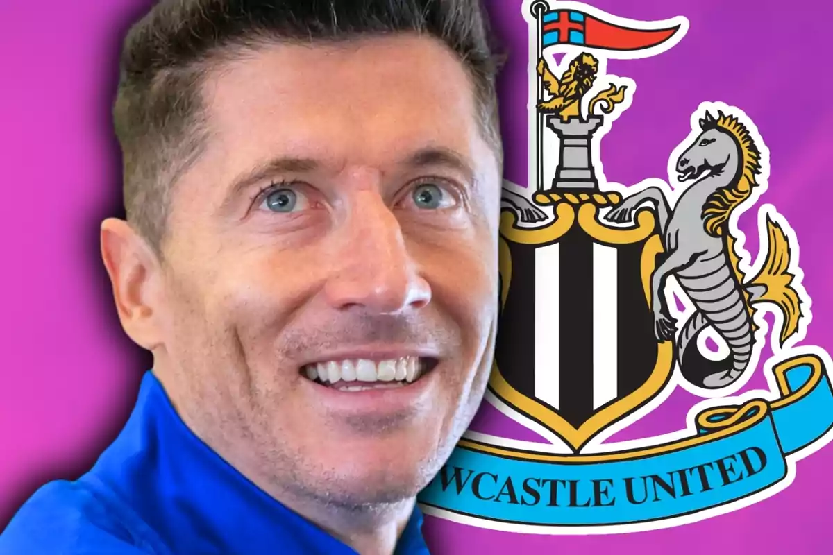 Home somrient amb l’escut del Newcastle United de fons sobre un fons de color rosa