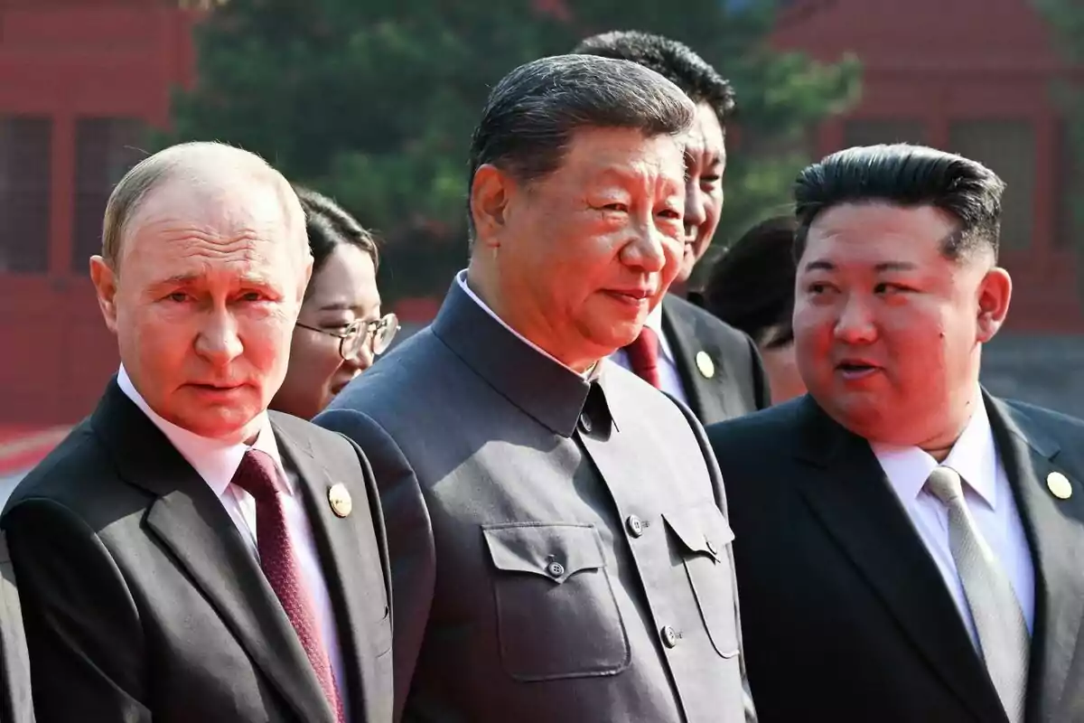El president rus, Vladímir Putin (esq.), i el president xinès, Xi Jinping, arriben a la desfilada militar del Dia de la Victòria de la Xina, que commemora el 80è aniversari de la victòria sobre el Japó militarista i la fi de la Segona Guerra Mundial. El president rus, Vladímir Putin (esq.), i el president xinès, Xi Jinping, arriben a la desfilada militar del Dia de la Victòria de la Xina, que commemora el 80è aniversari de la victòria sobre el Japó militarista i la fi de la Segona Guerra Mundial.