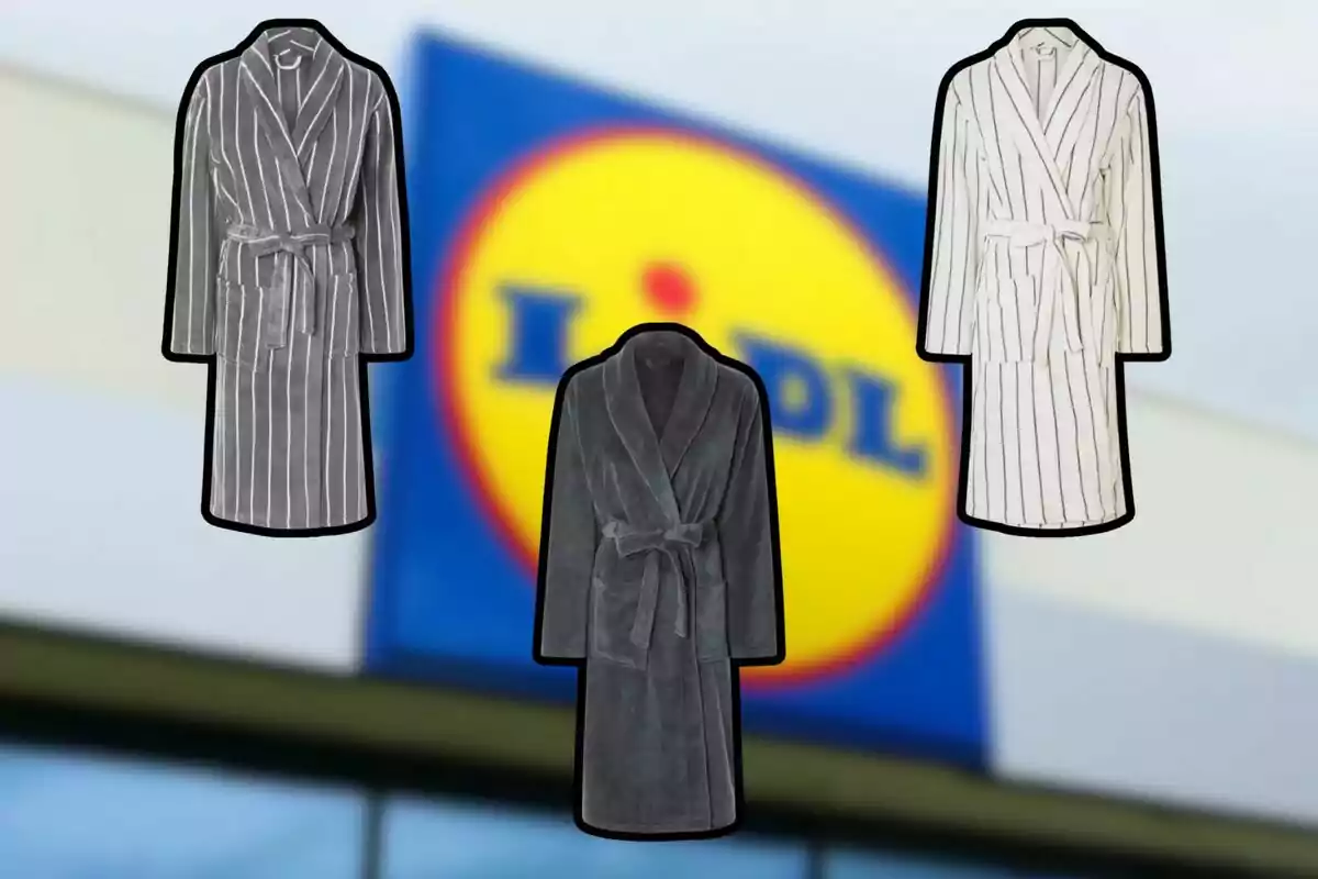 Tres barnussos de bany de diferents colors i dissenys són sobre un fons desenfocat amb el logotip de Lidl.